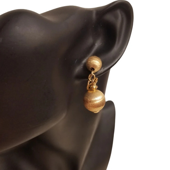 NAPIER VINTAGE SATIN BRUSHED GOLDTONED DROP STYLE SCREW/CLIP ON EARRINGS - Picture 2 of 4